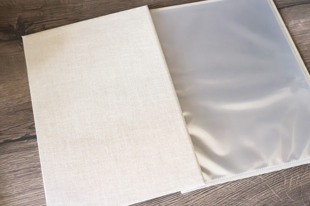 Zeugnismappe aus Leinen mit herausgezogener transparenter Klarsichthülle für Urkunden